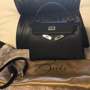 Teddy Blake Eva 11” In Black